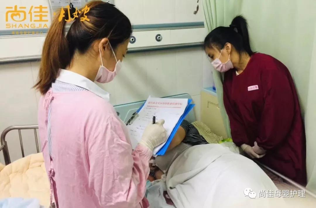 尚佳專(zhuān)業(yè)月嫂丨母乳丨你還認為初乳很臟，要擠掉的嗎？